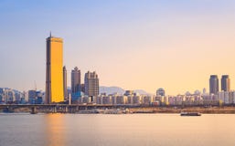 Cidade e Han River de Seoul em Yeouido fotografia de stock royalty free Cidade e Han River de Seoul em Yeouido fotografia de stock royalty free