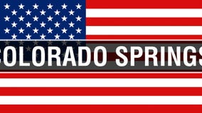 Cidade em um fundo da bandeira dos EUA, de Colorado Springs rendição 3D Bandeira de Estados Unidos da América que acena no vento ilustração do vetor Cidade em um fundo da bandeira dos EUA, de Colorado Springs rendição 3D Bandeira de Estados Unidos da América que acena no vento ilustração do vetor