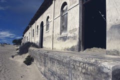 Cidade fantasma - Kolmanskop - a maioria de cidade fantasma popular em Nam?bia foto de stock royalty free Cidade fantasma - Kolmanskop - a maioria de cidade fantasma popular em Nam?bia foto de stock royalty free