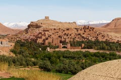 Cidade fortificada de Ait Benhaddou ao longo da rota anterior da caravana entre o Sahara e a C4marraquexe em Marrocos com atlas c fotos de stock Cidade fortificada de Ait Benhaddou ao longo da rota anterior da caravana entre o Sahara e a C4marraquexe em Marrocos com atlas c fotos de stock