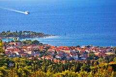Cidade opinião do canal da ilha de Supetar e de Brac foto de stock Cidade opinião do canal da ilha de Supetar e de Brac foto de stock