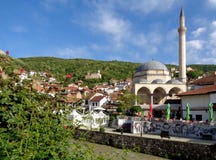 Cidade velha com o marco famoso, Sinan Pasha Mosque de Prizren, Kosovo fotografia de stock Cidade velha com o marco famoso, Sinan Pasha Mosque de Prizren, Kosovo fotografia de stock