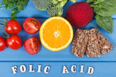 ?cido f?lico de la inscripci?n con la comida nutritiva sana como los minerales de la fuente, la vitamina B9 y fibra diet?tica imagenes de archivo ?cido f?lico de la inscripci?n con la comida nutritiva sana como los minerales de la fuente, la vitamina B9 y fibra diet?tica imagenes de archivo