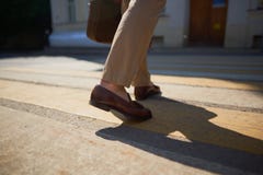 Cieki ludzie biznesu chodzi w Crosswalk zebrie zdjęcia stock Cieki ludzie biznesu chodzi w Crosswalk zebrie zdjęcia stock