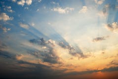 Ciel ardent avec des nuages au coucher du soleil Image libre de droits Ciel ardent avec des nuages au coucher du soleil Image libre de droits