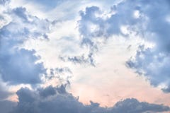Ciel bleu avec de grands nuages apr?s un orage Le ciel avec des nuages images libres de droits Ciel bleu avec de grands nuages apr?s un orage Le ciel avec des nuages images libres de droits
