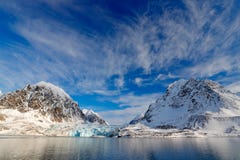 Ciel bleu avec la banquise Beau paysage Eau de mer froide Terre de glace Déplacement en Norvège arctique Montagne neigeuse blanch photo stock Ciel bleu avec la banquise Beau paysage Eau de mer froide Terre de glace Déplacement en Norvège arctique Montagne neigeuse blanch photo stock