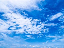 Ciel bleu avec le beau jour d'été clair de nuages blancs B naturel image libre de droits Ciel bleu avec le beau jour d'été clair de nuages blancs B naturel image libre de droits