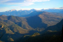 Ciel bleu, belles montagnes et forêt verte photos stock Ciel bleu, belles montagnes et forêt verte photos stock