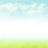 Ciel bleu, nuages et fond vert d'été de champ Images libres de droits Ciel bleu, nuages et fond vert d'été de champ Images libres de droits
