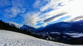 Ciel bleu sur la montagne congelée Alberta images stock Ciel bleu sur la montagne congelée Alberta images stock