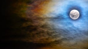 Ciel de minuit terrifiant de Halloween avec le fond de pleine lune Ciel de minuit terrifiant de Halloween avec le fond de pleine lune