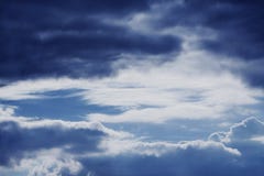 Ciel dramatique avec les nuages orageux image libre de droits Ciel dramatique avec les nuages orageux image libre de droits