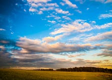 Ciel et nuages dramatiques au coucher du soleil Image stock Ciel et nuages dramatiques au coucher du soleil Image stock