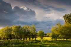 Ciel menaçant au-dessus de la Flandre orientale images libres de droits Ciel menaçant au-dessus de la Flandre orientale images libres de droits