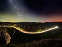 Ciel nocturne avec la manière laiteuse et les étoiles, route de nuit images stock Ciel nocturne avec la manière laiteuse et les étoiles, route de nuit images stock