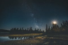 Ciel nocturne de galaxie de manière laiteuse au-dessus de forêt avec la lune et la réflexion Île de Vancouver, Tofino, Canada photo libre de droits Ciel nocturne de galaxie de manière laiteuse au-dessus de forêt avec la lune et la réflexion Île de Vancouver, Tofino, Canada photo libre de droits