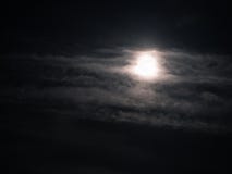 Ciel nocturne nuageux avec briller de pleine lune lumineux image stock Ciel nocturne nuageux avec briller de pleine lune lumineux image stock
