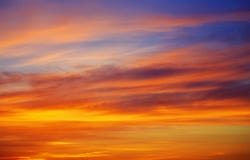 Cielo anaranjado ardiente de la puesta del sol fotografía de archivo Cielo anaranjado ardiente de la puesta del sol fotografía de archivo