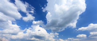 Cielo azul con la nube fotos de archivo libres de regalías Cielo azul con la nube fotos de archivo libres de regalías