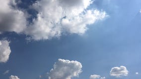 Cielo azul hermoso con el fondo de las nubes Se nubla el cielo azul Cielo con el azul de la nube de la naturaleza del tiempo de l Cielo azul hermoso con el fondo de las nubes Se nubla el cielo azul Cielo con el azul de la nube de la naturaleza del tiempo de l