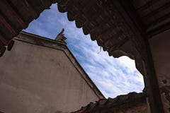 Cielo azul a través de un agujero imágenes de archivo libres de regalías Cielo azul a través de un agujero imágenes de archivo libres de regalías