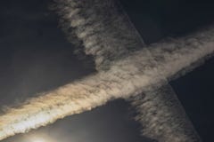 Cielo azul y el avión en la ruta fotografía de archivo libre de regalías Cielo azul y el avión en la ruta fotografía de archivo libre de regalías