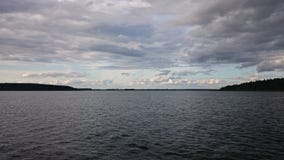 Cielo azul y lago azul en verano Las nubes blancas se reflejan en el agua El lago famoso Seliger Rusia fotografía de archivo Cielo azul y lago azul en verano Las nubes blancas se reflejan en el agua El lago famoso Seliger Rusia fotografía de archivo
