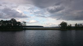 Cielo azul y lago azul en verano Las nubes blancas se reflejan en el agua El lago famoso Seliger Rusia fotos de archivo Cielo azul y lago azul en verano Las nubes blancas se reflejan en el agua El lago famoso Seliger Rusia fotos de archivo
