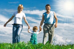 cielo blu della famiglia sotto Immagine Stock Libera da Diritti cielo blu della famiglia sotto Immagine Stock Libera da Diritti