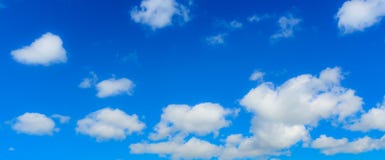 Cielo blu e nuvola il giorno variopinto di estate fotografia stock Cielo blu e nuvola il giorno variopinto di estate fotografia stock