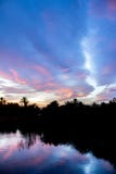 Cielo colorido de la puesta del sol que sorprende sobre el lago imágenes de archivo libres de regalías Cielo colorido de la puesta del sol que sorprende sobre el lago imágenes de archivo libres de regalías