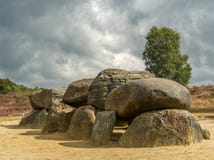 Cielo drammatico sopra le pietre megalitiche nel Drenthe, Paesi Bassi fotografie stock libere da diritti Cielo drammatico sopra le pietre megalitiche nel Drenthe, Paesi Bassi fotografie stock libere da diritti