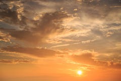 Cielo hermoso en tiempo de la salida del sol foto de archivo libre de regalías Cielo hermoso en tiempo de la salida del sol foto de archivo libre de regalías