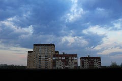 Cielo hermoso grande más de tres casas del nueve-piso fotografía de archivo libre de regalías Cielo hermoso grande más de tres casas del nueve-piso fotografía de archivo libre de regalías