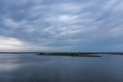 Cielo nuvoloso tempestoso sopra il fiume Volga vicino a Kazan immagine stock Cielo nuvoloso tempestoso sopra il fiume Volga vicino a Kazan immagine stock