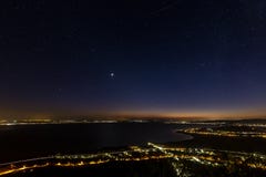Cielo stellato alla notte sopra il Balaton in Ungheria fotografia stock Cielo stellato alla notte sopra il Balaton in Ungheria fotografia stock