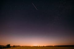 Cielo stellato di notte naturale sopra il prato del campo di estate Stelle d'ardore fotografie stock Cielo stellato di notte naturale sopra il prato del campo di estate Stelle d'ardore fotografie stock