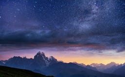 Cielo stellato fantastico Paesaggio di autunno e picchi innevati Cresta caucasica principale Mountain View dal supporto Ushba Mey Fotografie Stock Libere da Diritti Cielo stellato fantastico Paesaggio di autunno e picchi innevati Cresta caucasica principale Mountain View dal supporto Ushba Mey Fotografie Stock Libere da Diritti