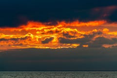 Cielo su fuoco dopo il tramonto fotografie stock Cielo su fuoco dopo il tramonto fotografie stock