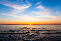 Cielo y agua brillantes en la puesta del sol Fotos de archivo Cielo y agua brillantes en la puesta del sol Fotos de archivo