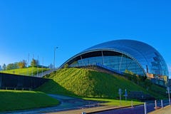 Cienie ciskają przez mędrzec, Gateshead, na chwalebnie jesień ranku obrazy royalty free Cienie ciskają przez mędrzec, Gateshead, na chwalebnie jesień ranku obrazy royalty free