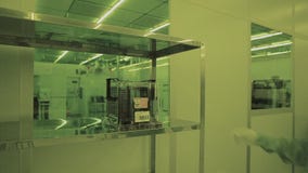 Cientista em ternos estéreis, máscara do coordenador esteja na zona limpa, tome os produtos do microchip Alto-tecnologia pura vídeos de arquivo Cientista em ternos estéreis, máscara do coordenador esteja na zona limpa, tome os produtos do microchip Alto-tecnologia pura vídeos de arquivo