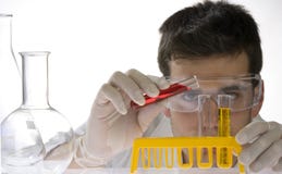 Cientista novo que trabalha em seu laboratório fotos de stock royalty free Cientista novo que trabalha em seu laboratório fotos de stock royalty free