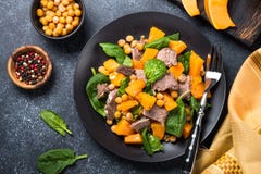 Ciepła sałatka z banią, piec wołowiną, szpinakiem i chickpeas, zdjęcie royalty free Ciepła sałatka z banią, piec wołowiną, szpinakiem i chickpeas, zdjęcie royalty free