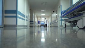 Cierpliwy transport w szpitalu na Chirurgicznie łóżku zbiory wideo Cierpliwy transport w szpitalu na Chirurgicznie łóżku zbiory wideo