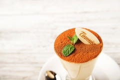 Cierre del postre del Tiramisu para arriba Puntilla del Tiramisu y de la menta imagen de archivo Cierre del postre del Tiramisu para arriba Puntilla del Tiramisu y de la menta imagen de archivo