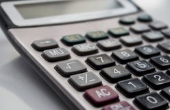 Cierre encima de la calculadora del botón, calculadora en la tabla foto de archivo Cierre encima de la calculadora del botón, calculadora en la tabla foto de archivo