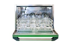 Cierre encima de la placa de cristal y taza o vaso de té en cesta en la máquina automática abierta del lavaplatos para industrial fotos de archivo libres de regalías Cierre encima de la placa de cristal y taza o vaso de té en cesta en la máquina automática abierta del lavaplatos para industrial fotos de archivo libres de regalías