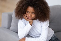 Cierre encima del adolescente afroamericano trastornado que se sienta solamente imágenes de archivo libres de regalías Cierre encima del adolescente afroamericano trastornado que se sienta solamente imágenes de archivo libres de regalías